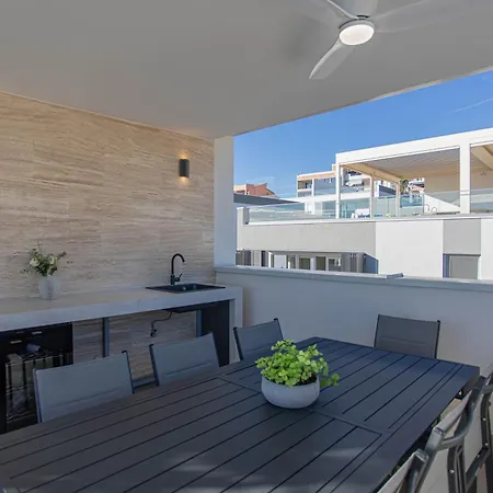 Luxury Providenca With Private Rooftop Terrace شقة بودْسْتغانا