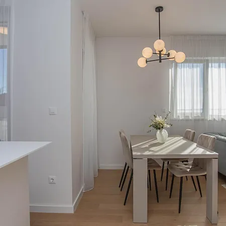 Luxury Providenca With Private Rooftop Terrace بودْسْتغانا